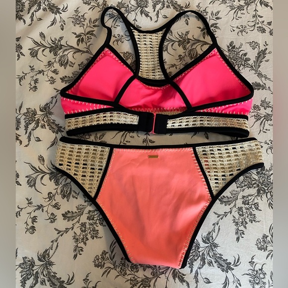 Victoria’s Secret Bikini with Crotchet Detailing Size M/L - Picture 5 of 10
